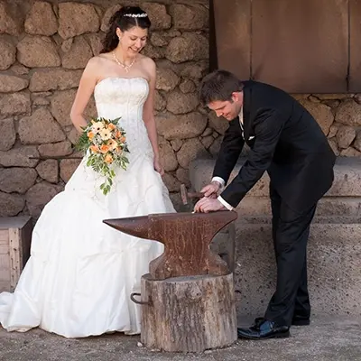 Hochzeitspaar am Amboss bei Schmiedezeremonie in der Antiken Technikwelt des Römerbergwerk Meurin