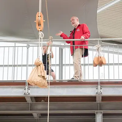 Interaktive Mitmach-Station im Römerbergwerk Meurin mit Flaschenzug