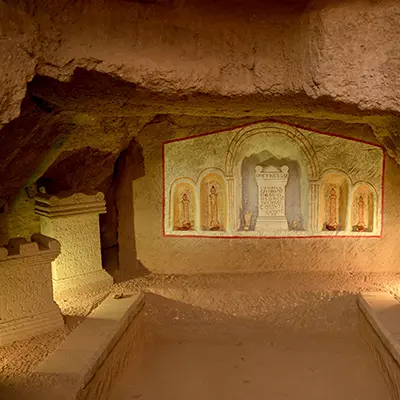 Römisches Heiligtum des Hercules Saxanus mit Altar und Wandreliefs im Römerbergwerk Meurin