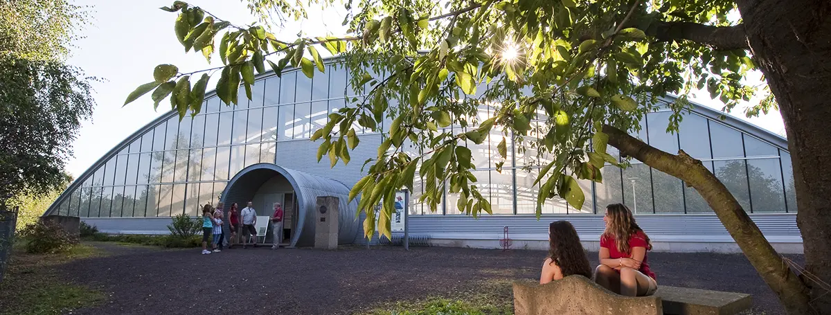 Außenansicht des Römerbergwerk Meurin mit Besuchern vor Eingangsgebäude
